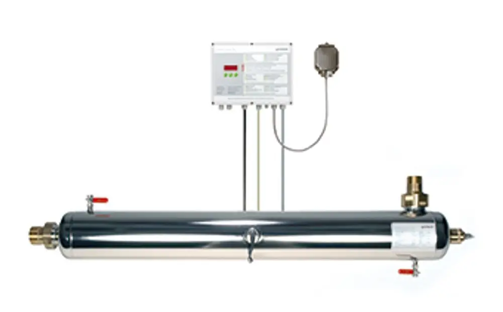 Desinfektionsanlage aus Edelstahl mit Kontrolldisplay, Anschluss für Wasserleitungen, gefertigt von Grünbeck. Robustes Design für die Wasserdesinfektion.